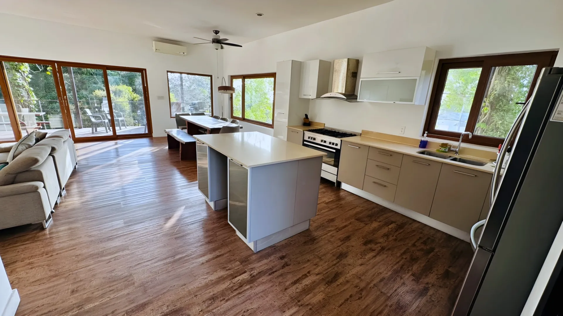 Kitchen and dining area in Gemini II
